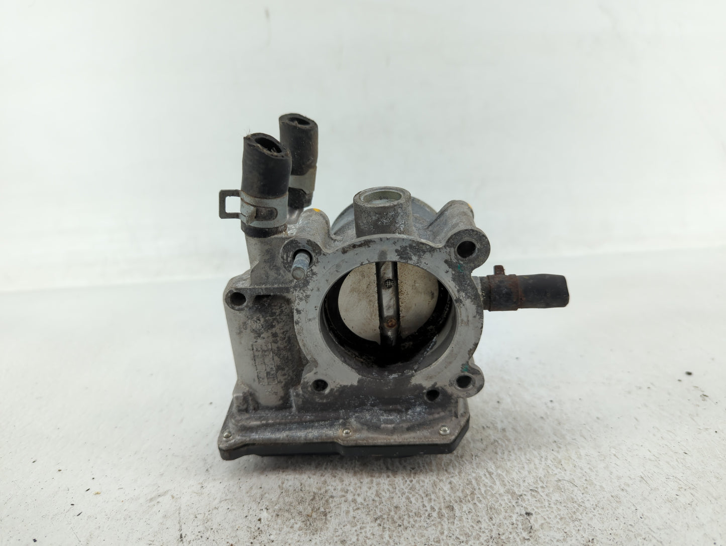 2013-2014 Hyundai Veloster Throttle Body P/N:35100-2B320 Fits Fits 2013 2014 2015 2016 OEM Used Auto Parts - Oemusedautopart