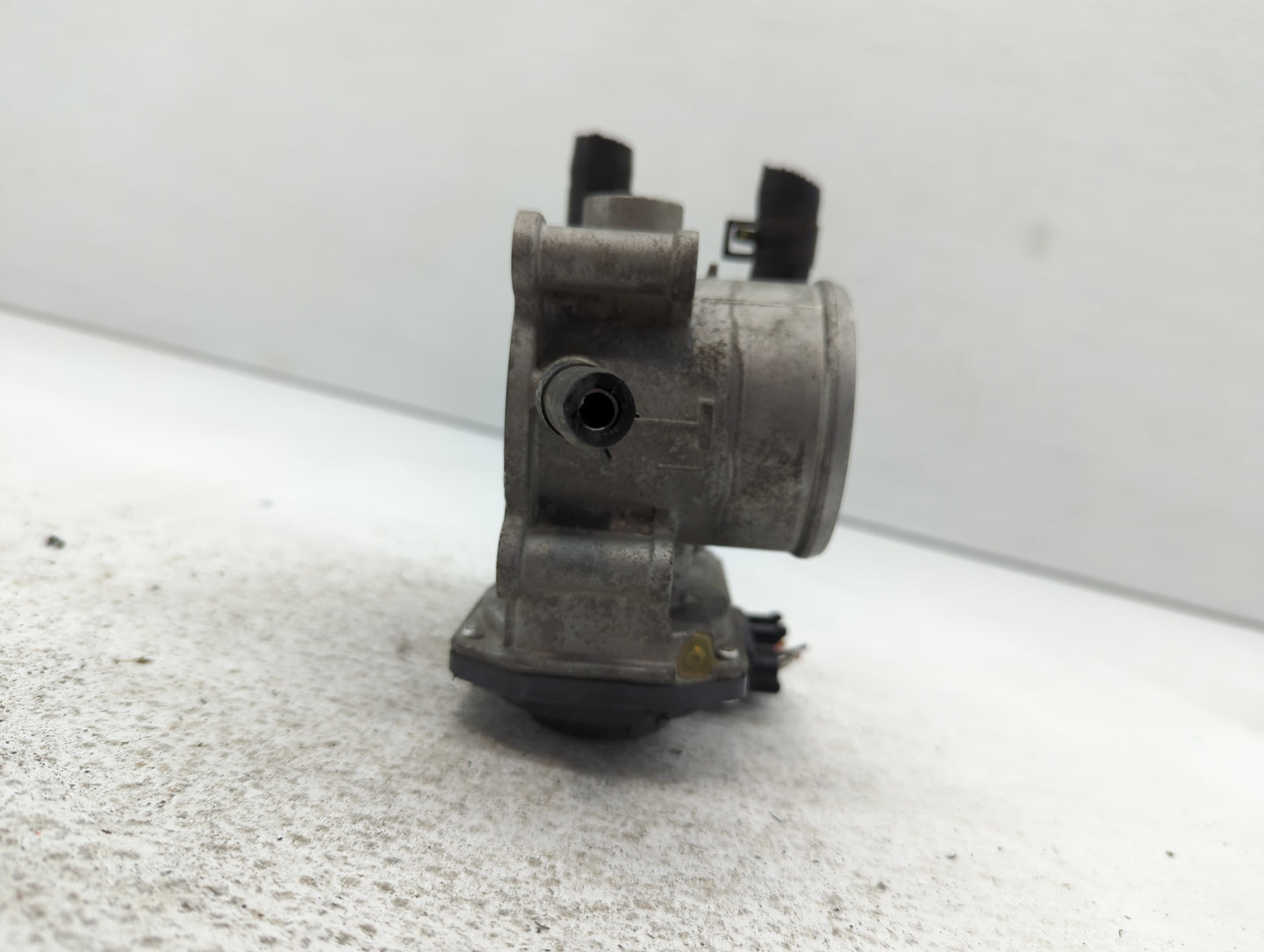 2012-2017 Hyundai Veloster Throttle Body P/N:35100-2B600 Fits Fits 2012 2013 2014 2015 2016 2017 2018 2019 OEM Used Auto Par