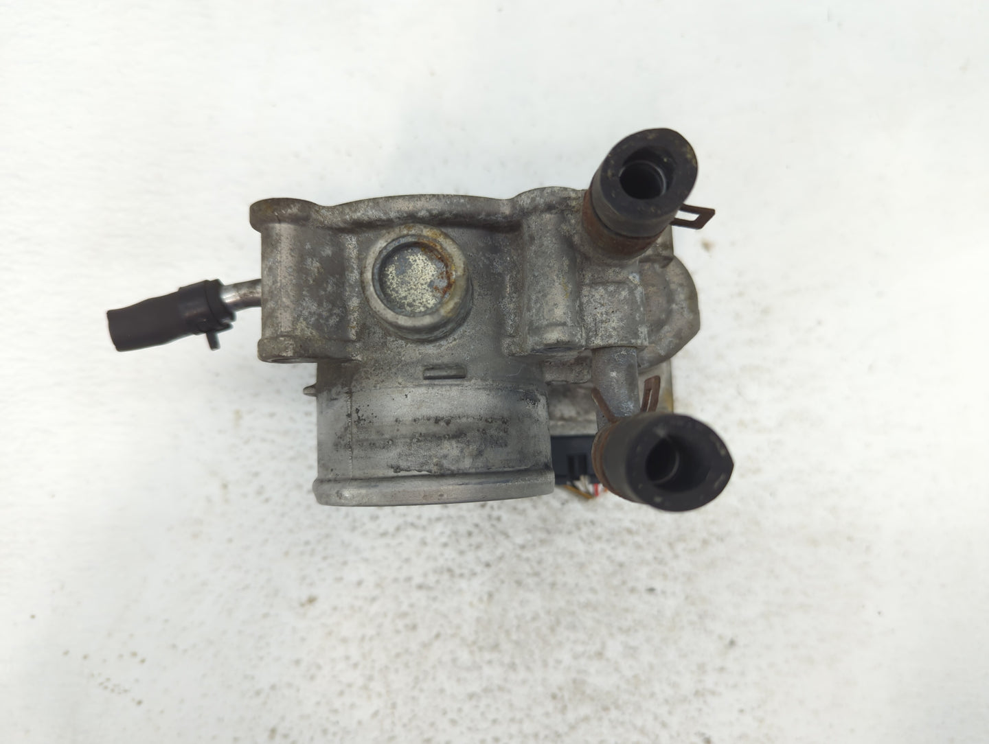 2012-2017 Hyundai Veloster Throttle Body P/N:35100-2B600 Fits Fits 2012 2013 2014 2015 2016 2017 2018 2019 OEM Used Auto Par