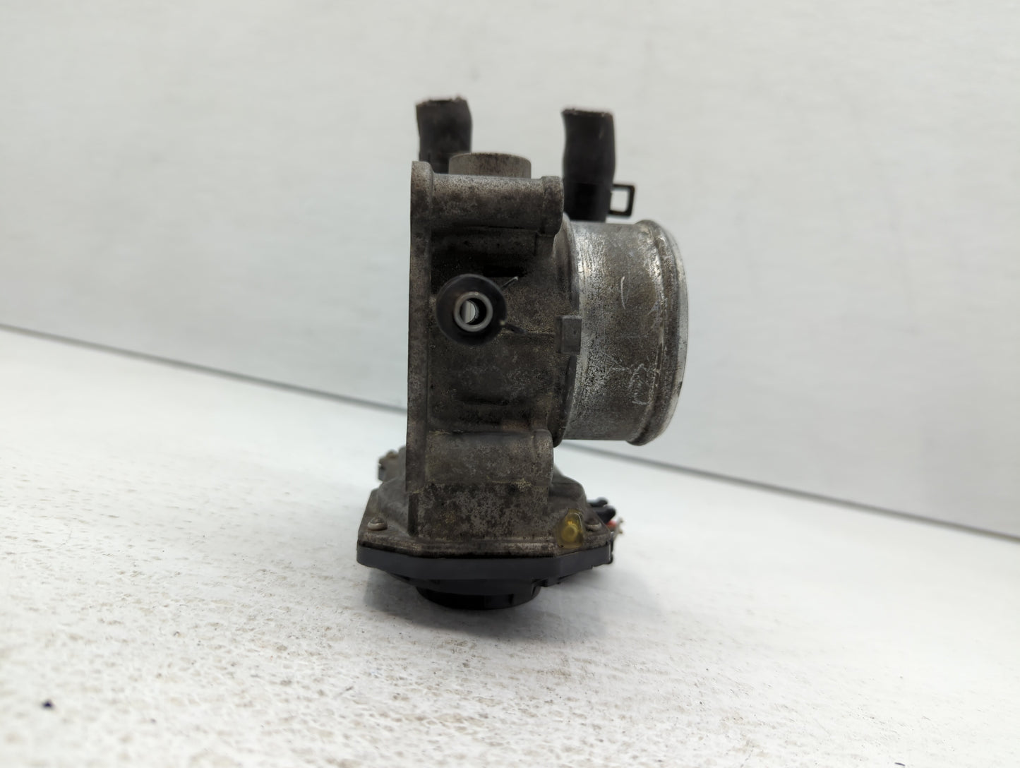 2013-2014 Hyundai Veloster Throttle Body P/N:35100-2B320 Fits Fits 2013 2014 2015 2016 OEM Used Auto Parts - Oemusedautopart