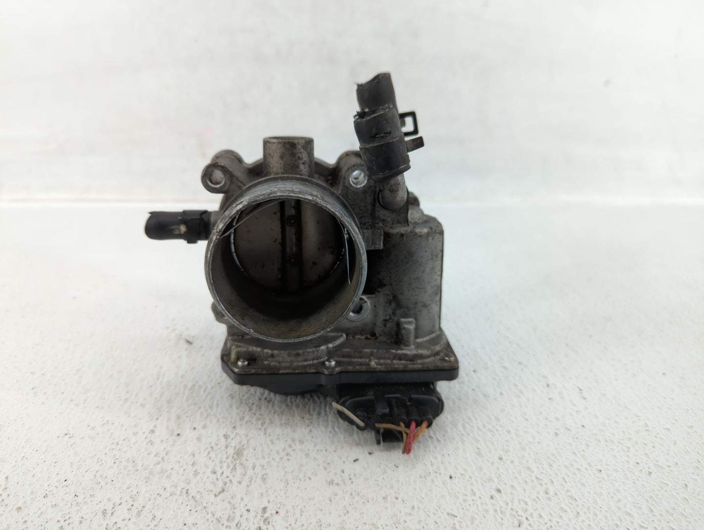2013-2014 Hyundai Veloster Throttle Body P/N:35100-2B320 Fits Fits 2013 2014 2015 2016 OEM Used Auto Parts - Oemusedautopart