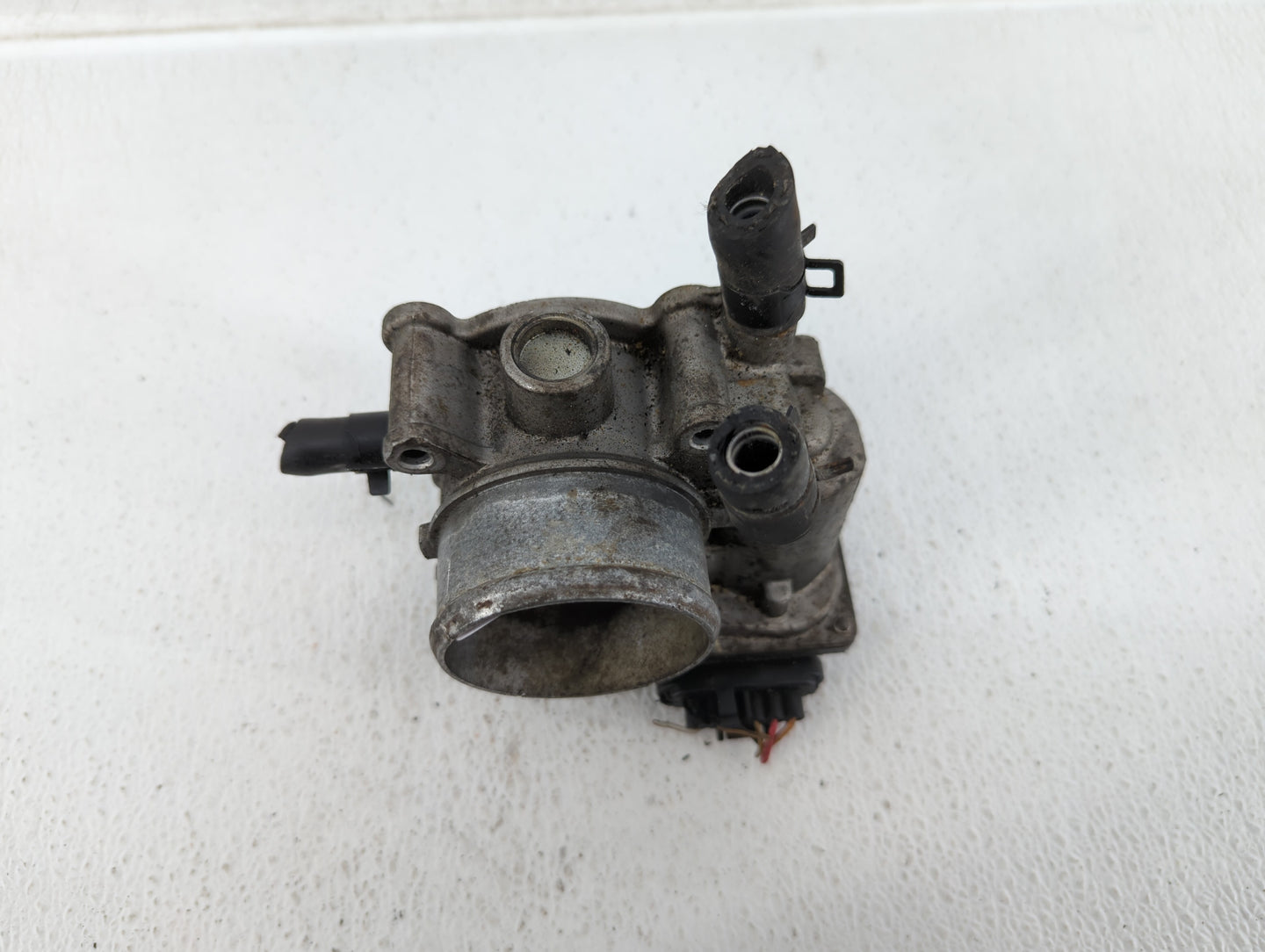 2013-2014 Hyundai Veloster Throttle Body P/N:35100-2B320 Fits Fits 2013 2014 2015 2016 OEM Used Auto Parts - Oemusedautopart