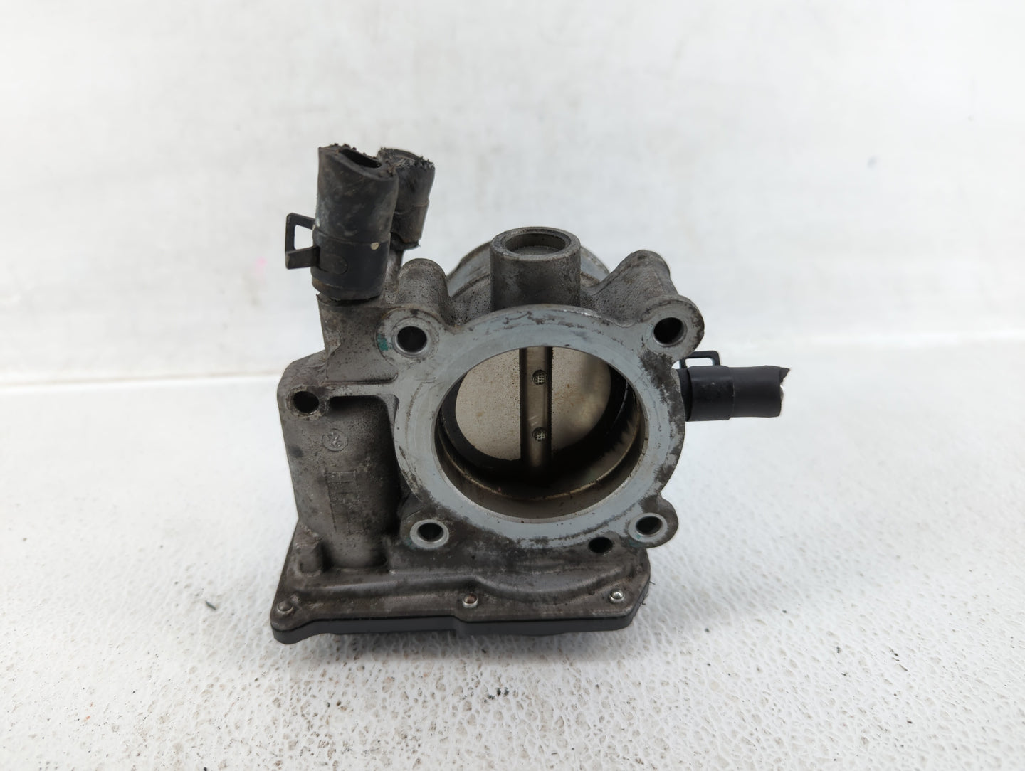 2013-2014 Hyundai Veloster Throttle Body P/N:35100-2B320 Fits Fits 2013 2014 2015 2016 OEM Used Auto Parts - Oemusedautopart