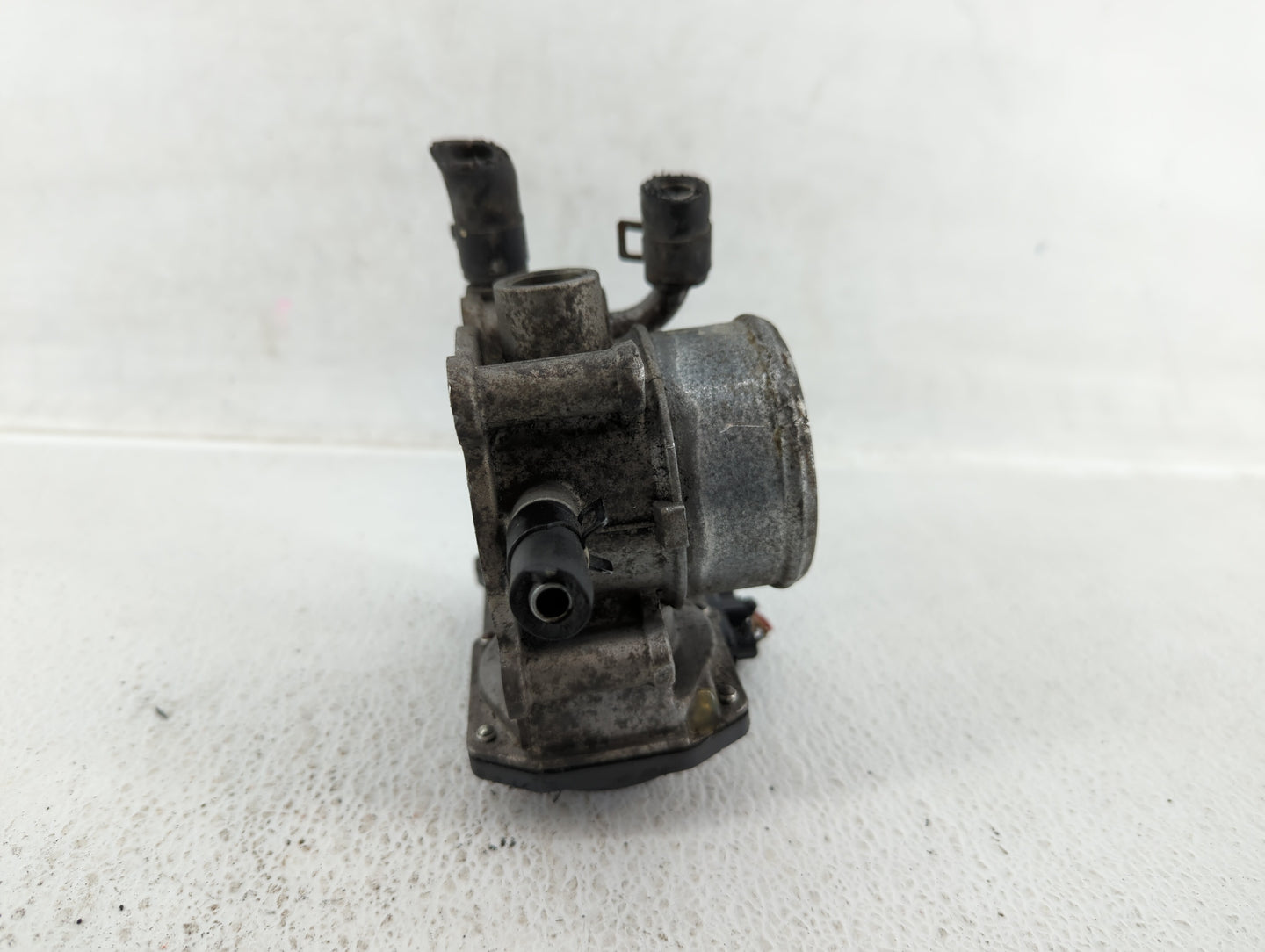 2013-2014 Hyundai Veloster Throttle Body P/N:35100-2B320 Fits Fits 2013 2014 2015 2016 OEM Used Auto Parts - Oemusedautopart