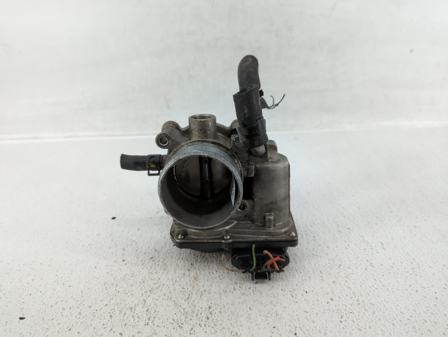 2013-2014 Hyundai Veloster Throttle Body P/N:35100-2B320 Fits Fits 2013 2014 2015 2016 OEM Used Auto Parts - Oemusedautopart