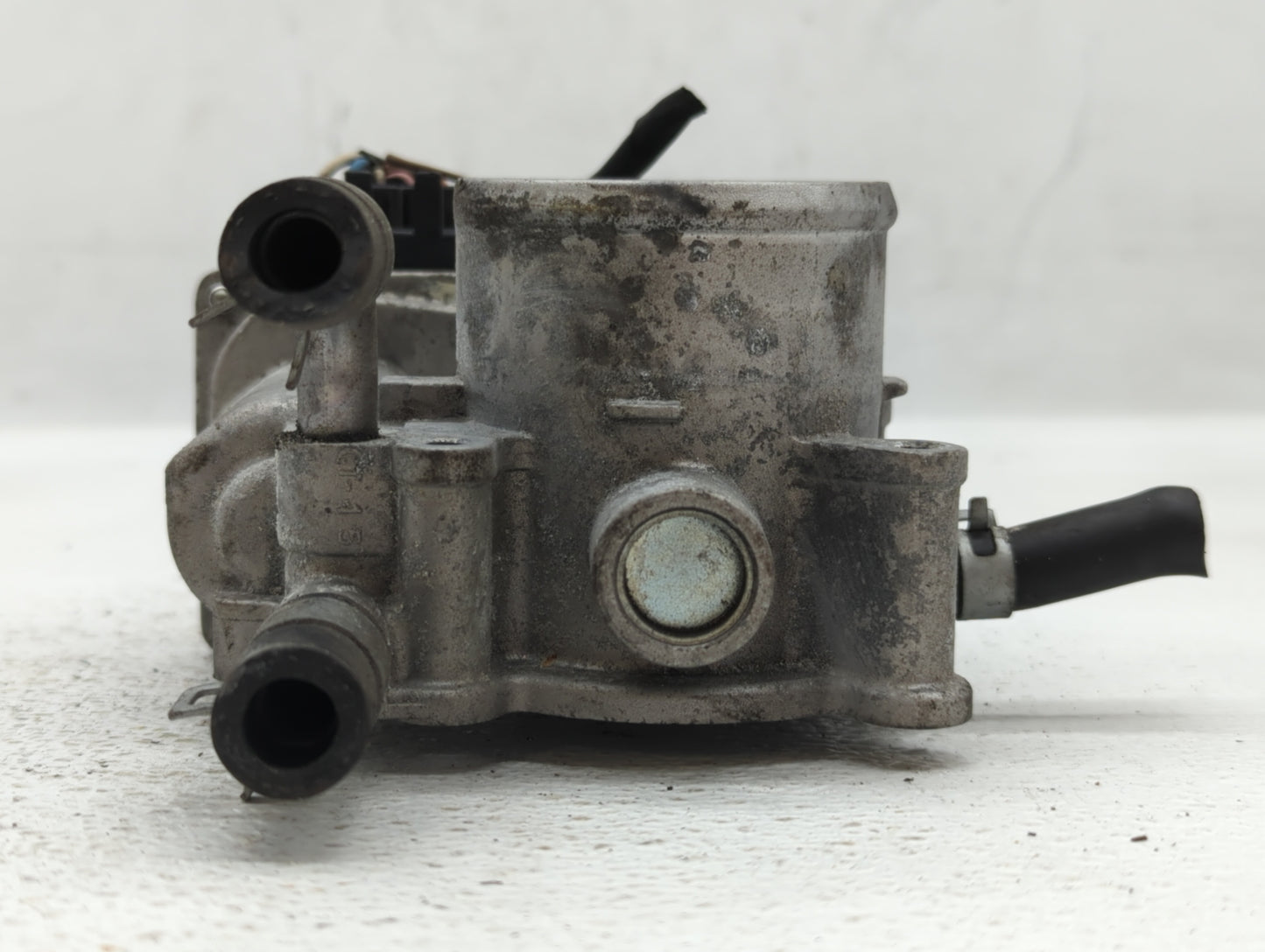 2012-2017 Hyundai Veloster Throttle Body P/N:35100-2B300 Fits Fits 2012 2013 2014 2015 2016 2017 2018 2019 OEM Used Auto Par