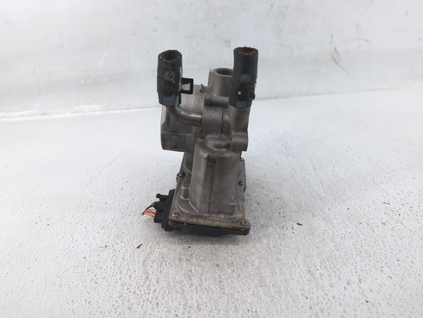 2012-2017 Hyundai Veloster Throttle Body P/N:35100-2B300 Fits Fits 2012 2013 2014 2015 2016 2017 2018 2019 OEM Used Auto Par