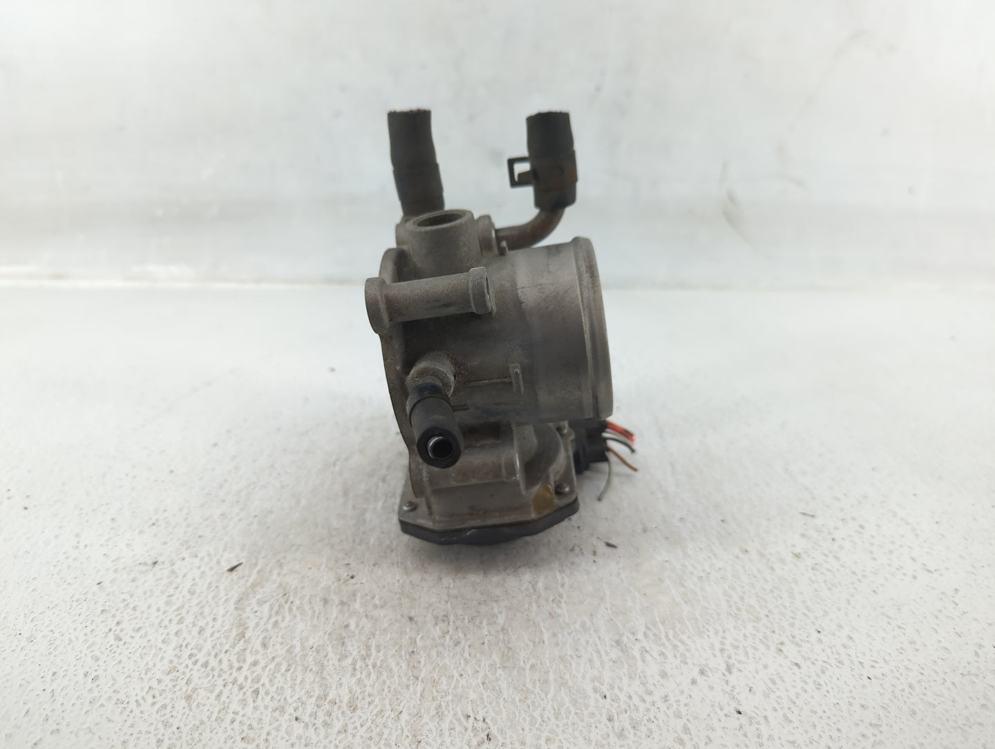 2012-2017 Hyundai Veloster Throttle Body P/N:35100-2B300 Fits Fits 2012 2013 2014 2015 2016 2017 2018 2019 OEM Used Auto Par
