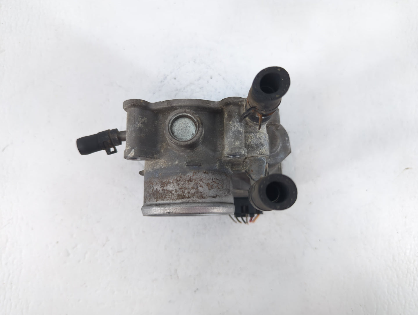 2012-2017 Hyundai Veloster Throttle Body P/N:35100-2B300 Fits Fits 2012 2013 2014 2015 2016 2017 2018 2019 OEM Used Auto Par