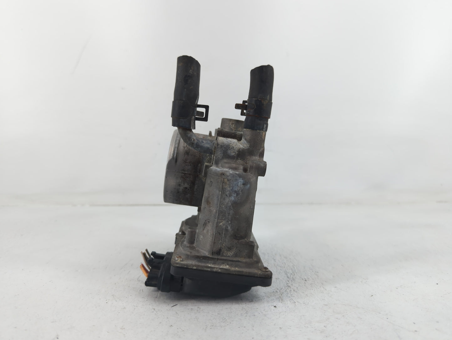 2012-2017 Hyundai Veloster Throttle Body P/N:35100-2B300 Fits Fits 2012 2013 2014 2015 2016 2017 2018 2019 OEM Used Auto Par