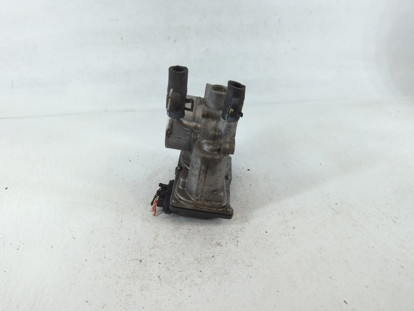2012-2017 Hyundai Veloster Throttle Body P/N:35100-2B300 Fits Fits 2012 2013 2014 2015 2016 2017 2018 2019 OEM Used Auto Par