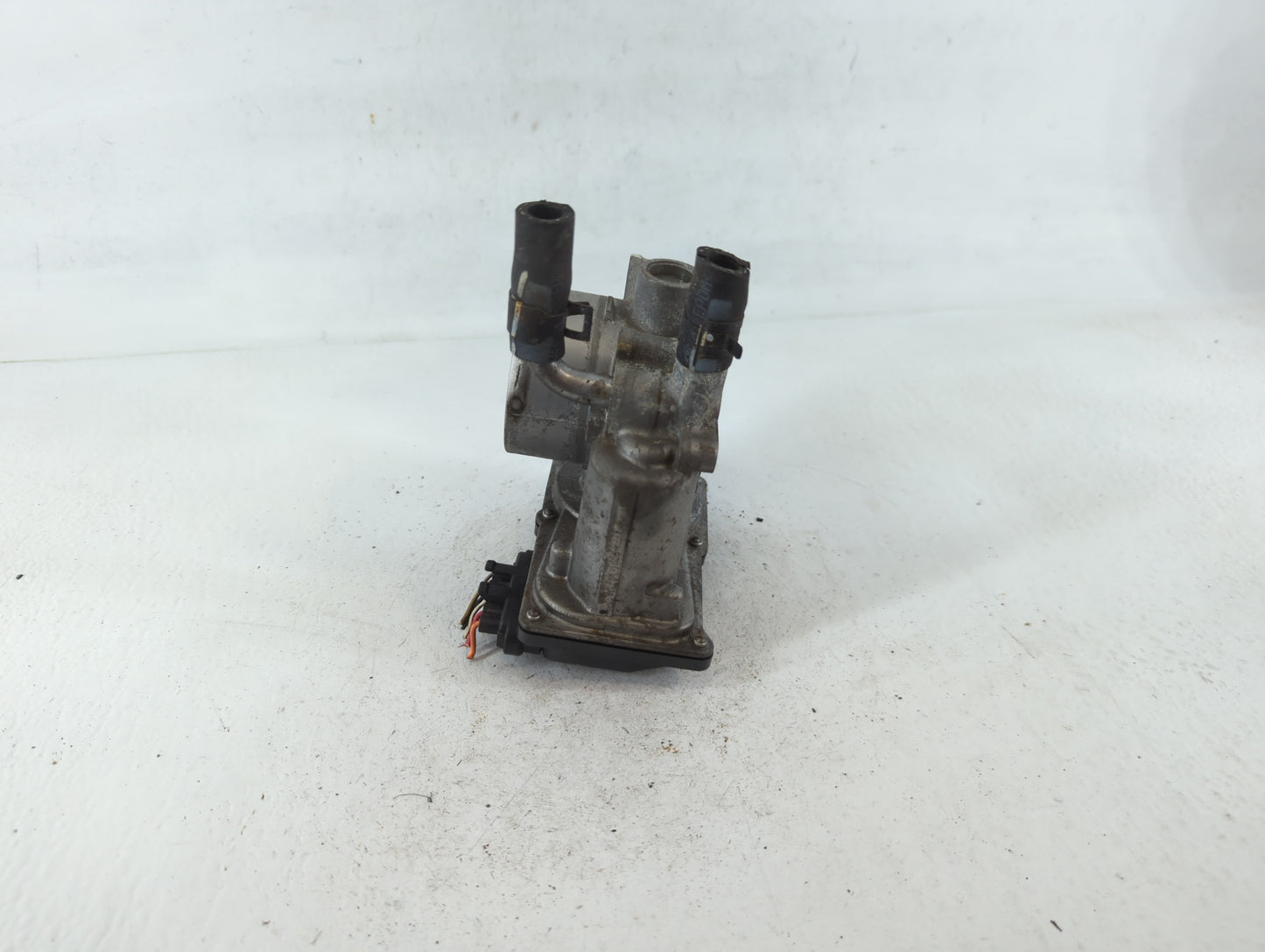 2012-2017 Hyundai Veloster Throttle Body P/N:35100-2B300 Fits Fits 2012 2013 2014 2015 2016 2017 2018 2019 OEM Used Auto Par