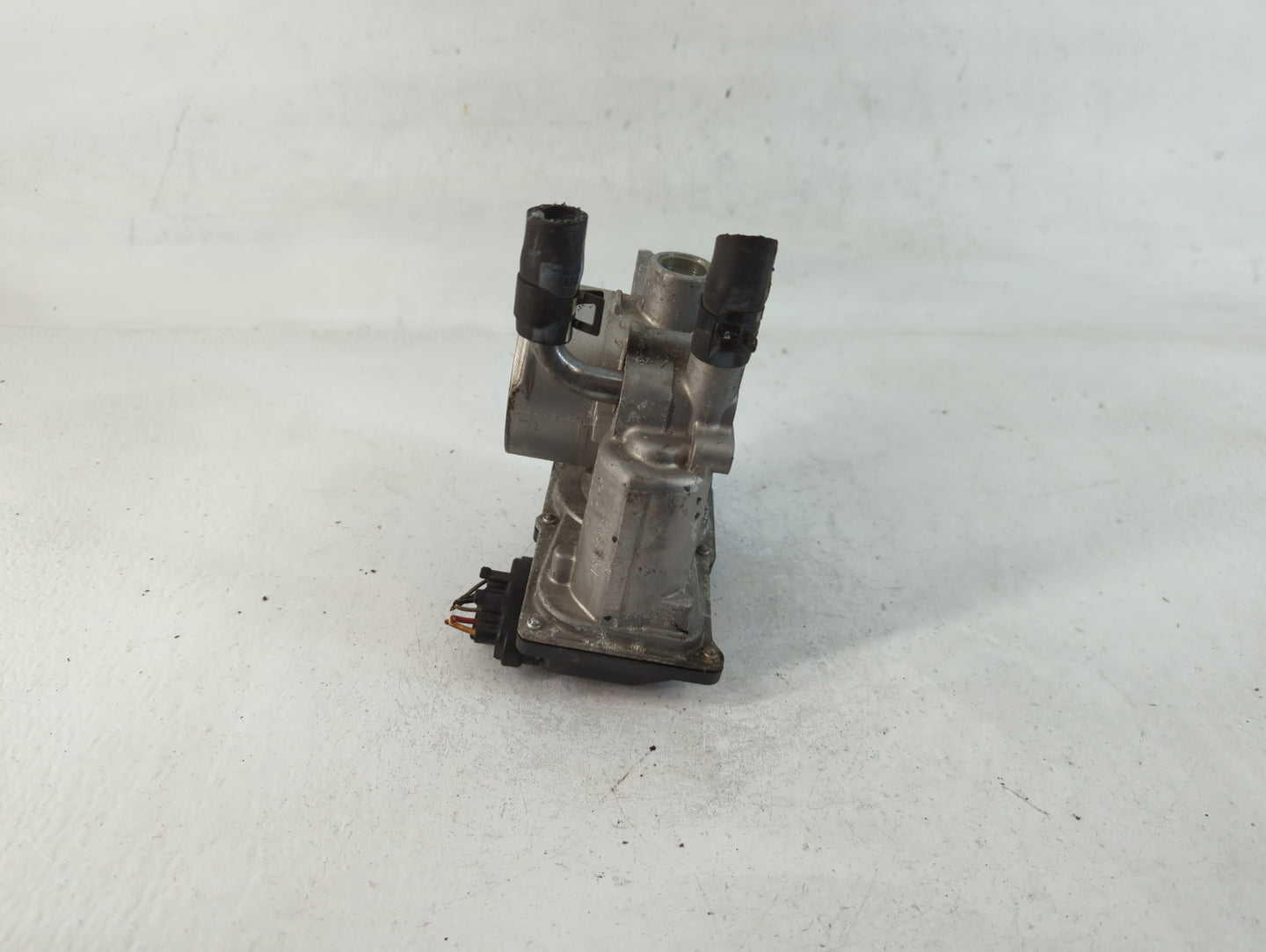 2012-2017 Hyundai Veloster Throttle Body P/N:35100-2B300 Fits Fits 2012 2013 2014 2015 2016 2017 2018 2019 OEM Used Auto Par