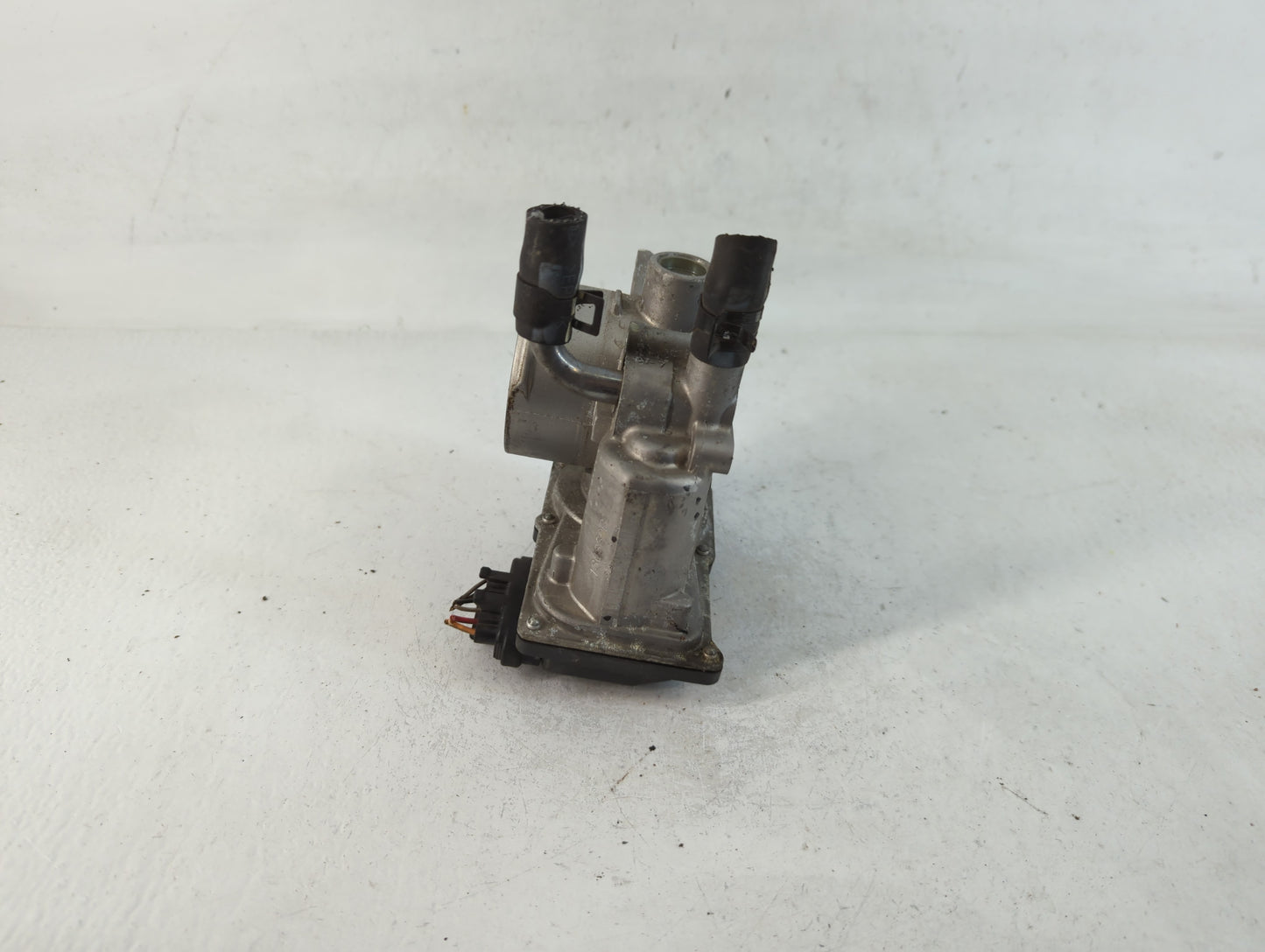 2012-2017 Hyundai Veloster Throttle Body P/N:35100-2B300 Fits Fits 2012 2013 2014 2015 2016 2017 2018 2019 OEM Used Auto Par