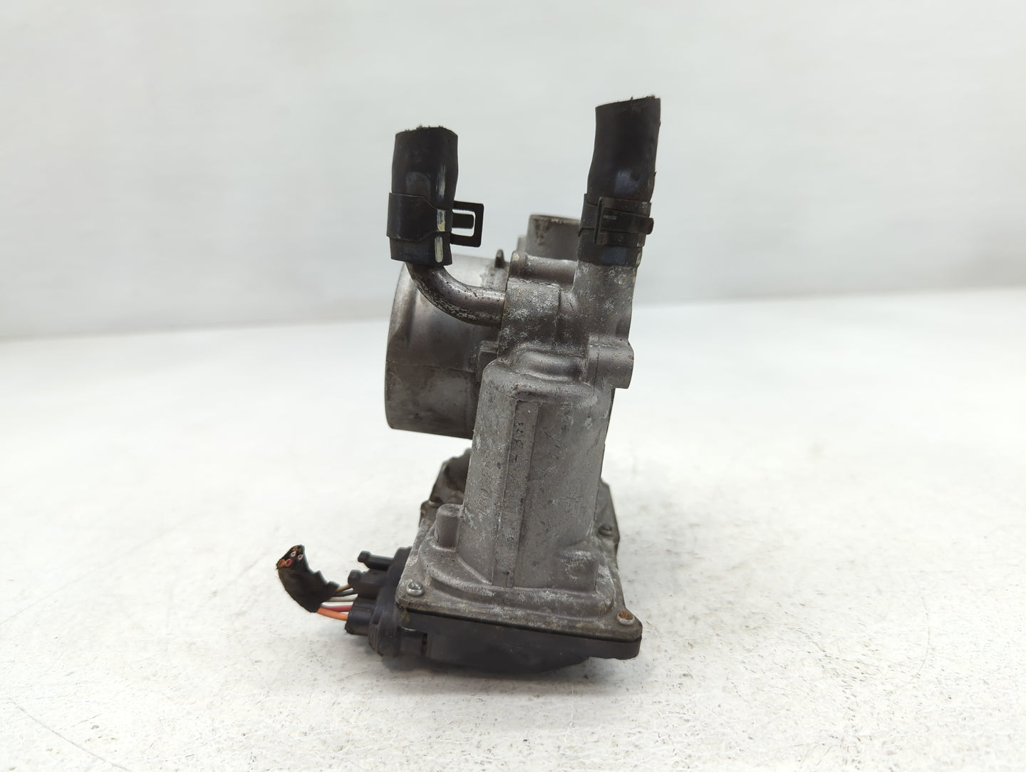 2012-2017 Hyundai Veloster Throttle Body P/N:35100-2B300 Fits Fits 2012 2013 2014 2015 2016 2017 2018 2019 OEM Used Auto Par