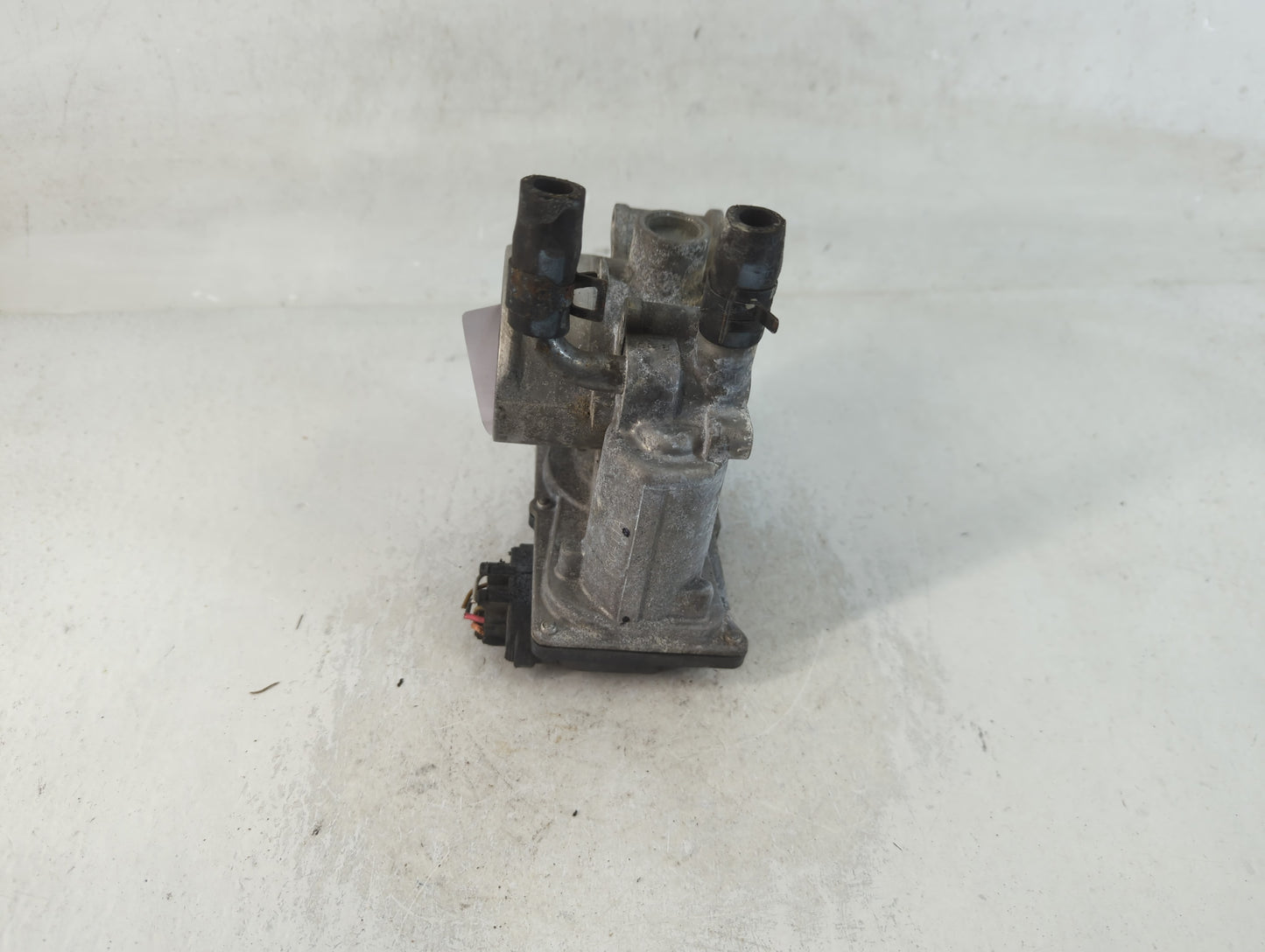 2012-2017 Hyundai Veloster Throttle Body P/N:35100-2B300 Fits Fits 2012 2013 2014 2015 2016 2017 2018 2019 OEM Used Auto Par