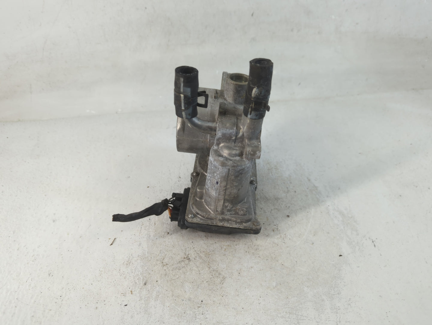 2012-2017 Hyundai Veloster Throttle Body P/N:35100-2B300 Fits Fits 2012 2013 2014 2015 2016 2017 2018 2019 OEM Used Auto Par