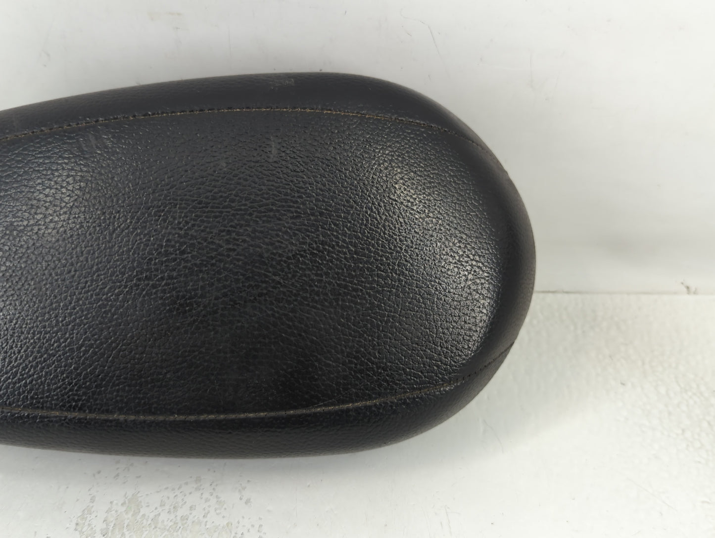 2013 Hyundai Veloster Center Console Armrest Cover Lid P/N:20130624 Fits OEM Used Auto Parts - Oemusedautoparts1.com