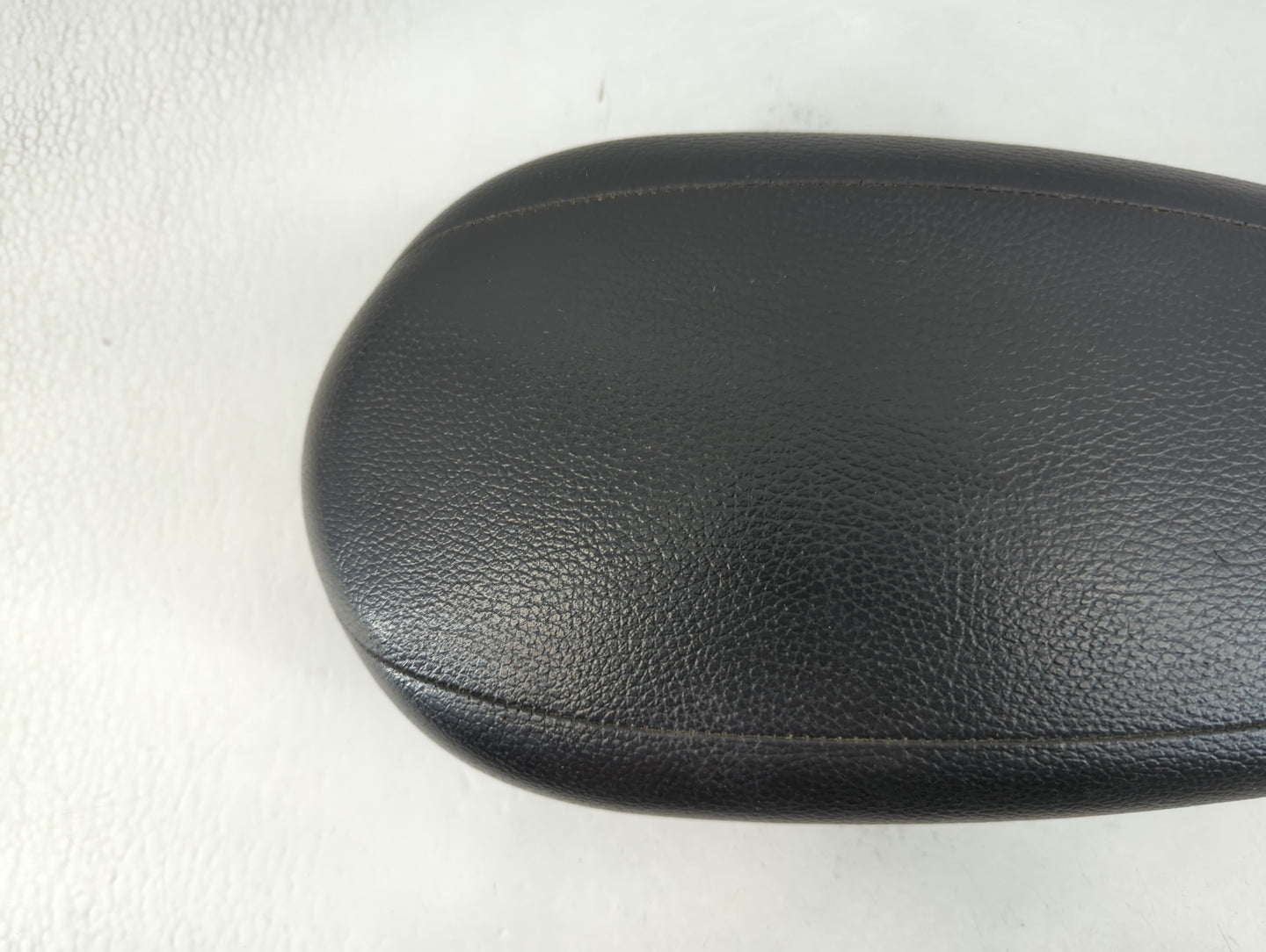 2013-2017 Hyundai Veloster Center Console Armrest Cover Lid P/N:130314 Fits Fits 2013 2014 2015 2016 2017 OEM Used Auto Part