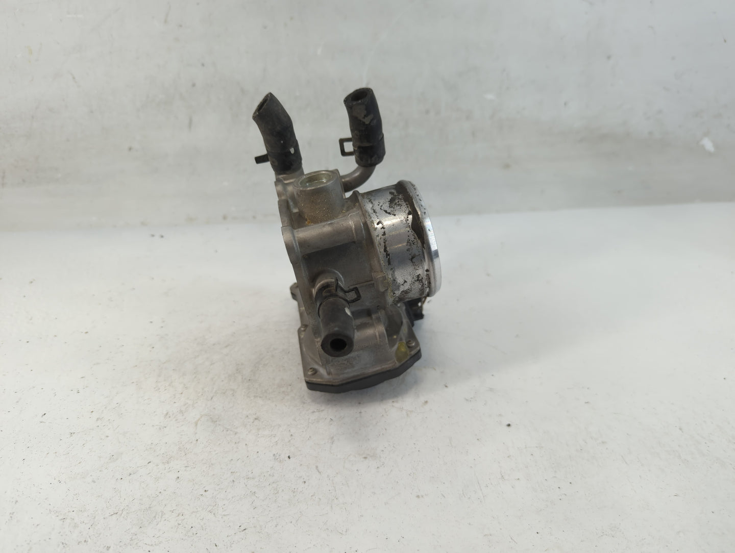 2013-2014 Hyundai Veloster Throttle Body P/N:35100-2B320 Fits Fits 2013 2014 2015 2016 OEM Used Auto Parts - Oemusedautopart