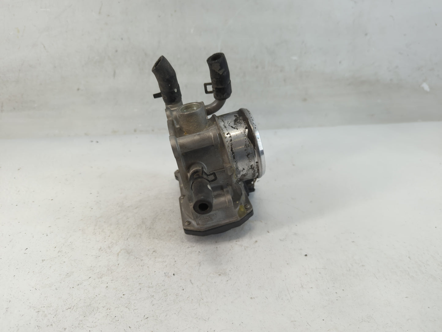 2013-2014 Hyundai Veloster Throttle Body P/N:35100-2B320 Fits Fits 2013 2014 2015 2016 OEM Used Auto Parts - Oemusedautopart