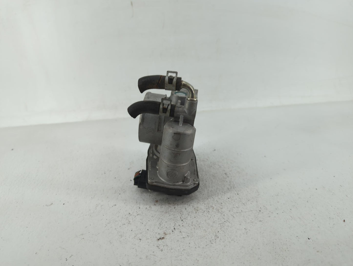 2008-2013 Infiniti G37 Throttle Body P/N:526-02 RME60-16 Fits OEM Used Auto Parts - Oemusedautoparts1.com