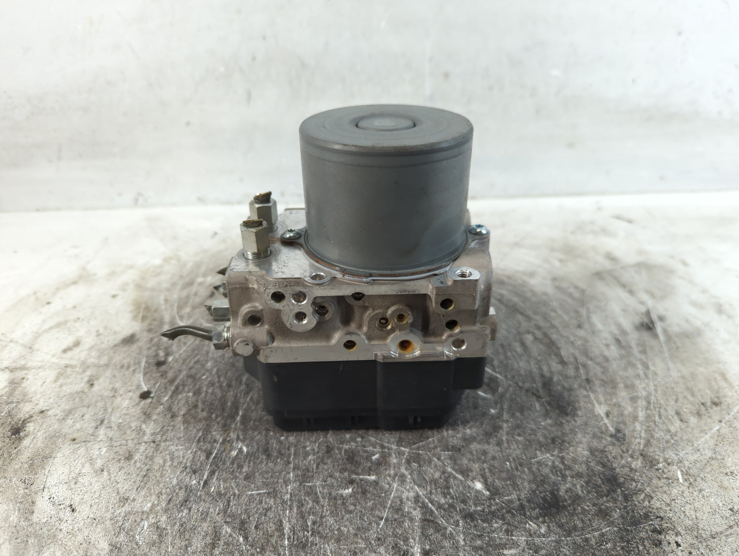 2013 Infiniti M37 ABS Pump Control Module Replacement P/N:47660 1ME0B Fits OEM Used Auto Parts - Oemusedautoparts1.com