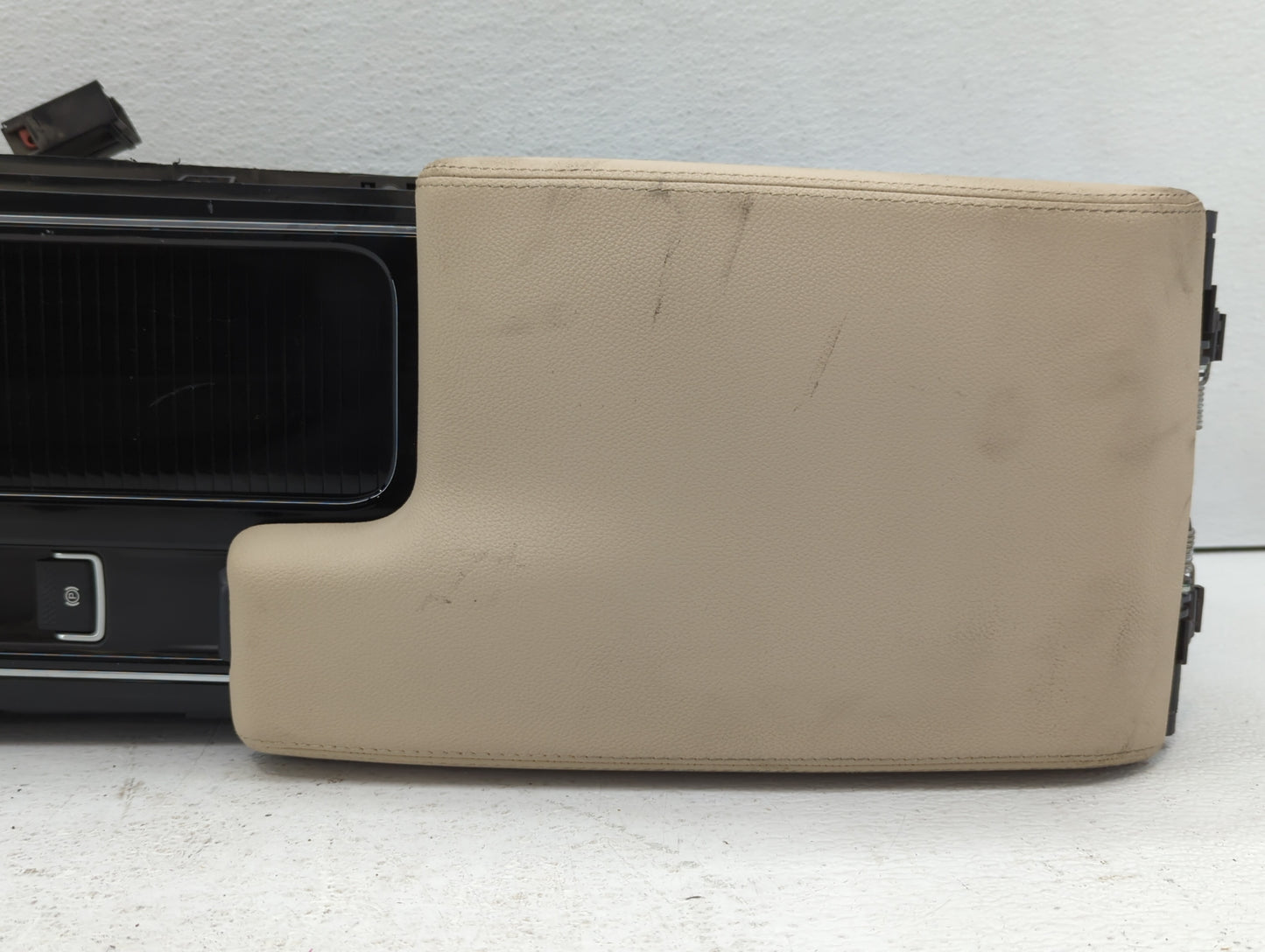 2009-2015 Jaguar Xf Center Floor Console P/N:AH42-15K603-AA Fits Fits 2009 2010 2011 2012 2013 2014 2015 OEM Used Auto Parts