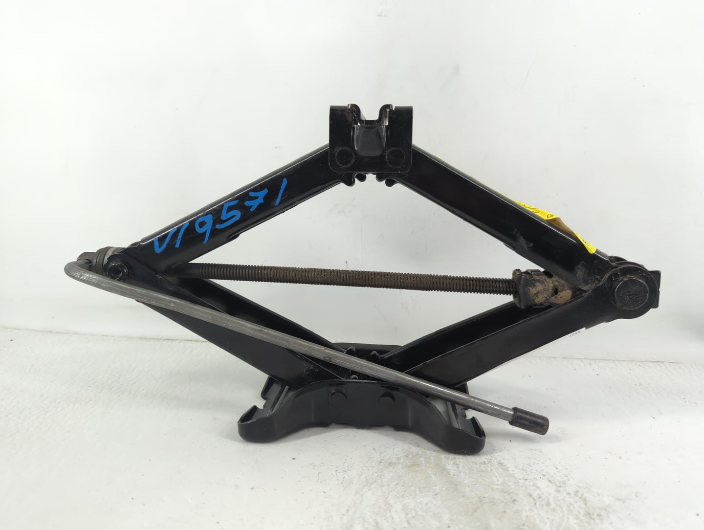 2013 Jaguar Xf Spare Scissor Car Jack 748738 - Oemusedautoparts1.com