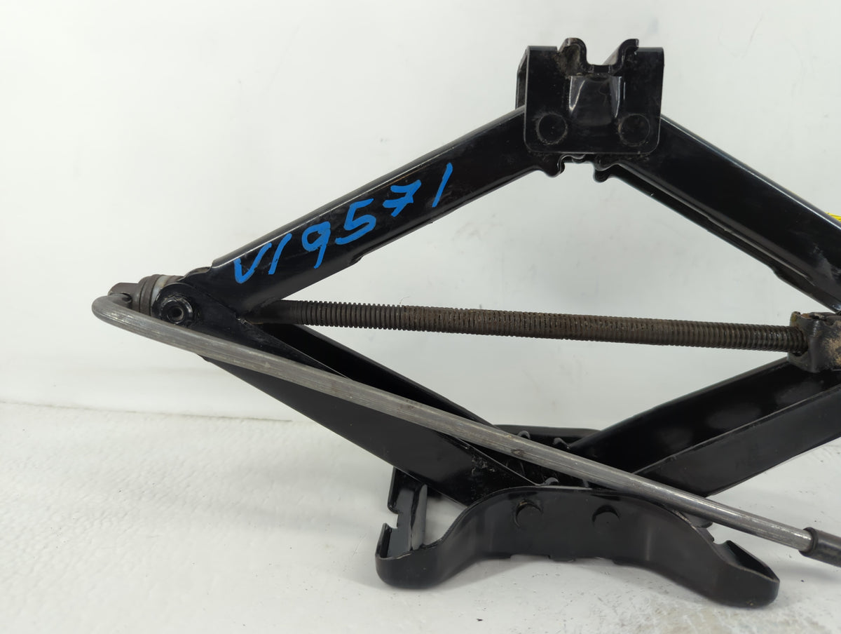 2013 Jaguar Xf Spare Scissor Car Jack 748738 - Oemusedautoparts1.com