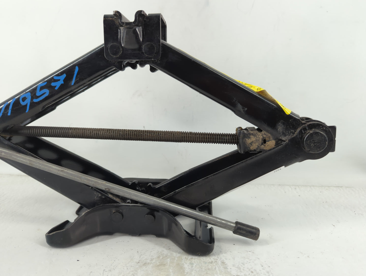 2013 Jaguar Xf Spare Scissor Car Jack 748738 - Oemusedautoparts1.com