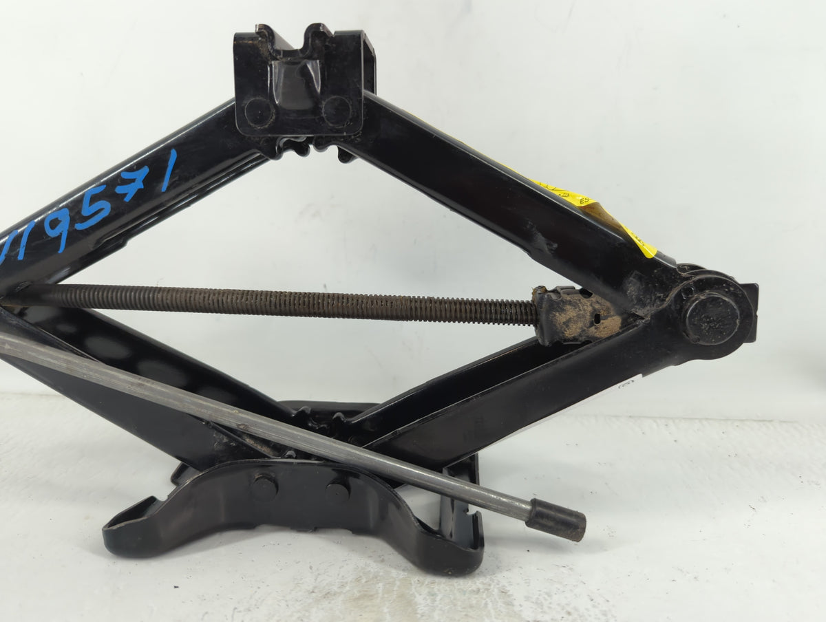 2013 Jaguar Xf Spare Scissor Car Jack 748738 - Oemusedautoparts1.com