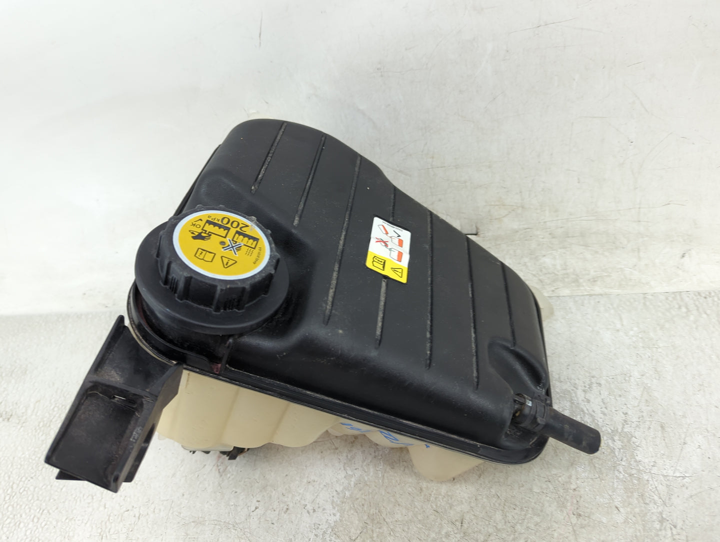 2010-2019 Jaguar Xj Radiator Coolant Overflow Expansion Tank Bottle - Oemusedautoparts1.com