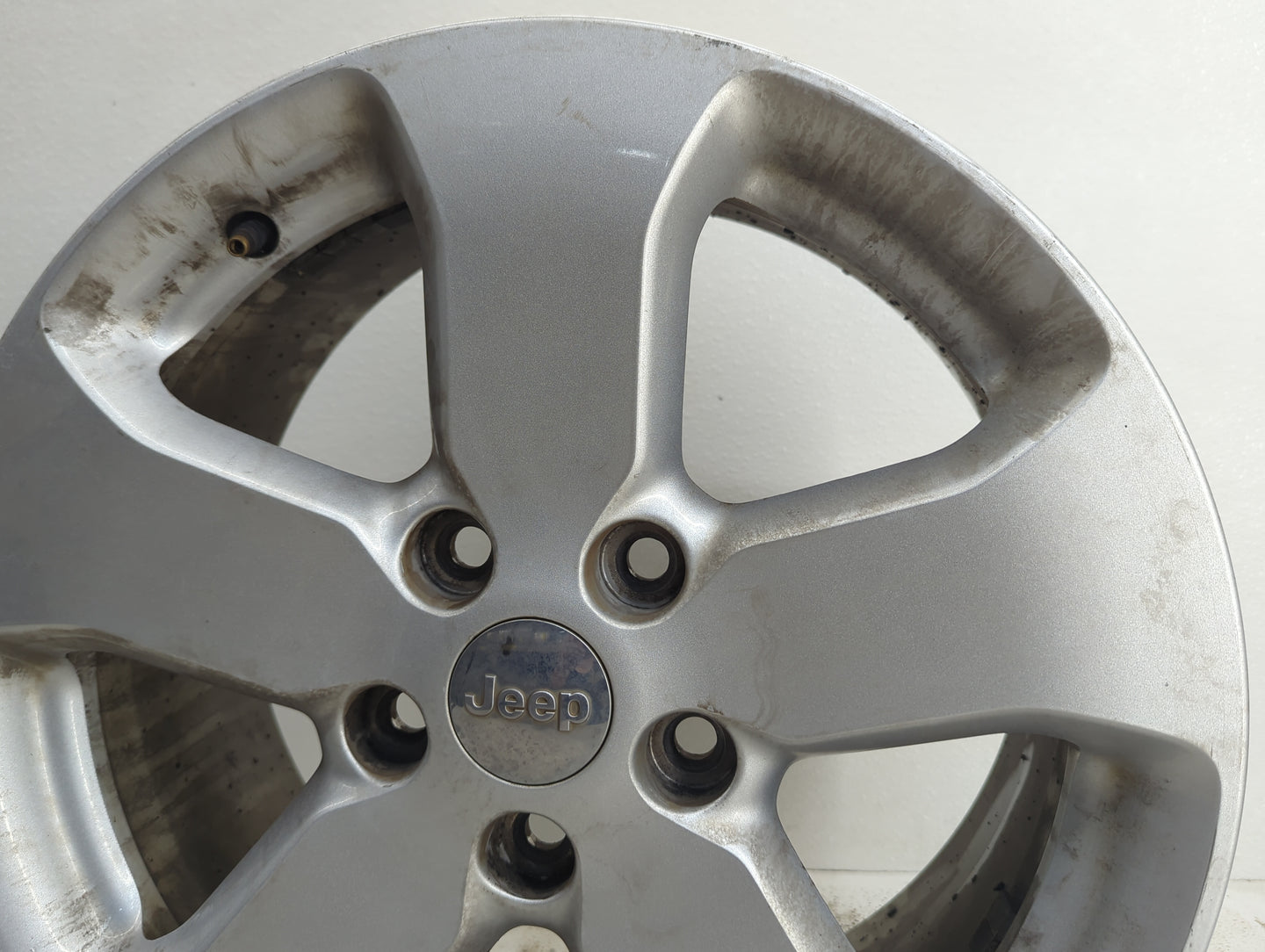 2011-2013 Jeep Grand Cherokee Oem Wheel Rim - Oemusedautoparts1.com