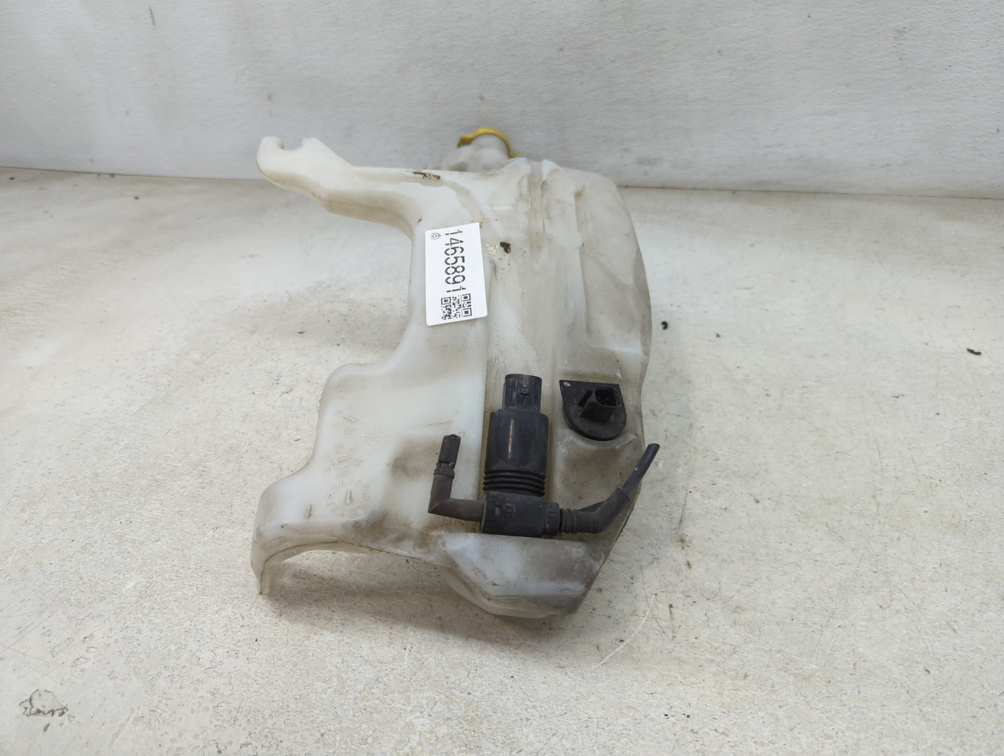 2011 Jeep Grand Cherokee Windshield Washer Fluid Reservoir Bottle Oem 1465891 - Oemusedautoparts1.com