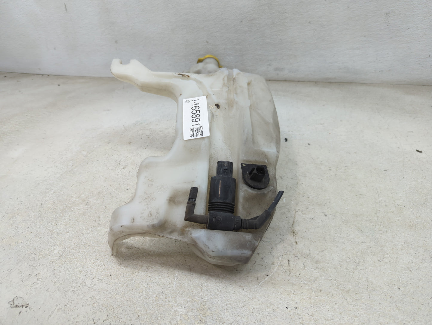 2011 Jeep Grand Cherokee Windshield Washer Fluid Reservoir Bottle Oem 1465891 - Oemusedautoparts1.com