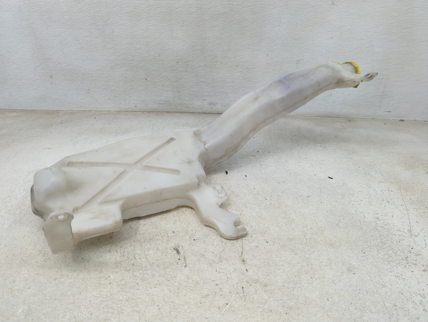 2011 Jeep Grand Cherokee Windshield Washer Fluid Reservoir Bottle Oem 1465891 - Oemusedautoparts1.com