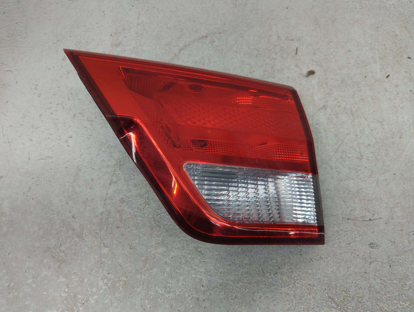 2013 Jeep Grand Cherokee Passenger Right Side Deck Lid Mounted Tail Light - Oemusedautoparts1.com