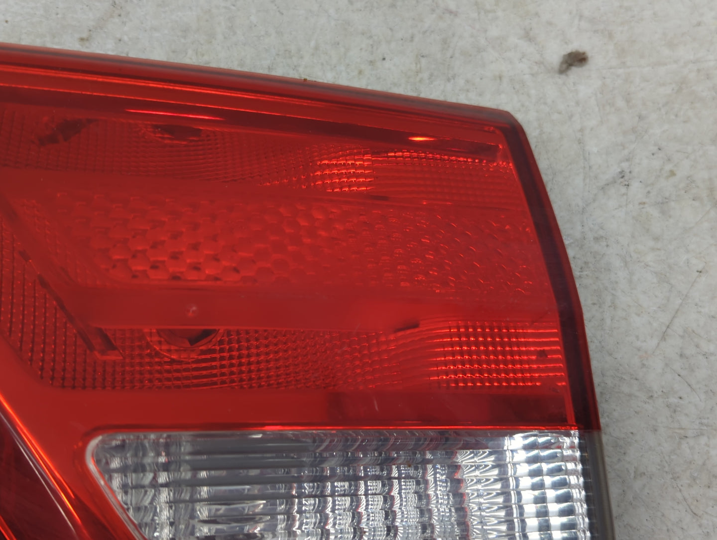 2013 Jeep Grand Cherokee Passenger Right Side Deck Lid Mounted Tail Light - Oemusedautoparts1.com
