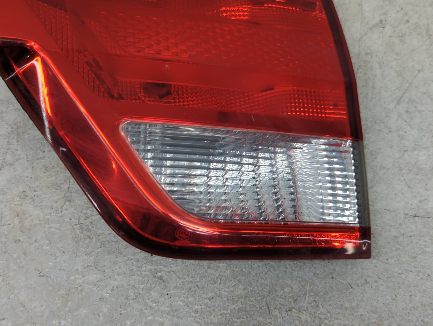 2013 Jeep Grand Cherokee Passenger Right Side Deck Lid Mounted Tail Light - Oemusedautoparts1.com