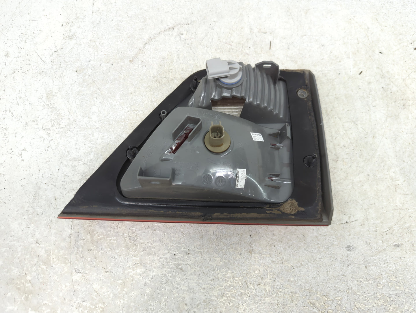 2013 Jeep Grand Cherokee Passenger Right Side Deck Lid Mounted Tail Light - Oemusedautoparts1.com