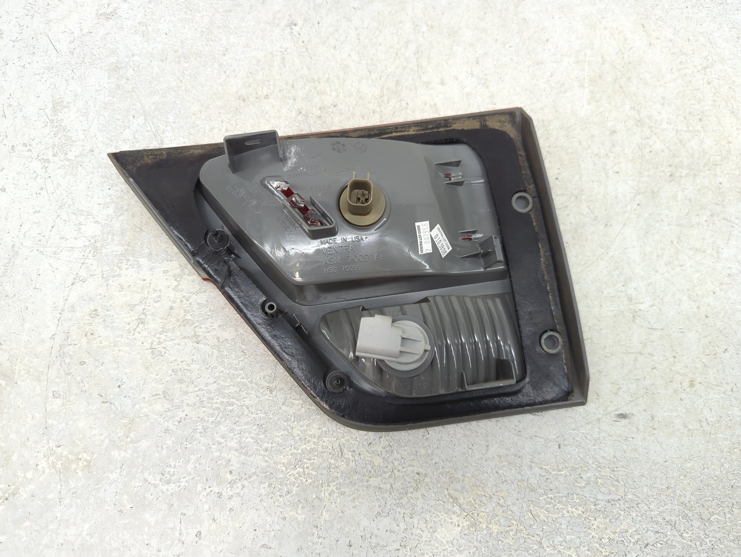 2013 Jeep Grand Cherokee Driver Left Side Deck Lid Mounted Tail Light - Oemusedautoparts1.com