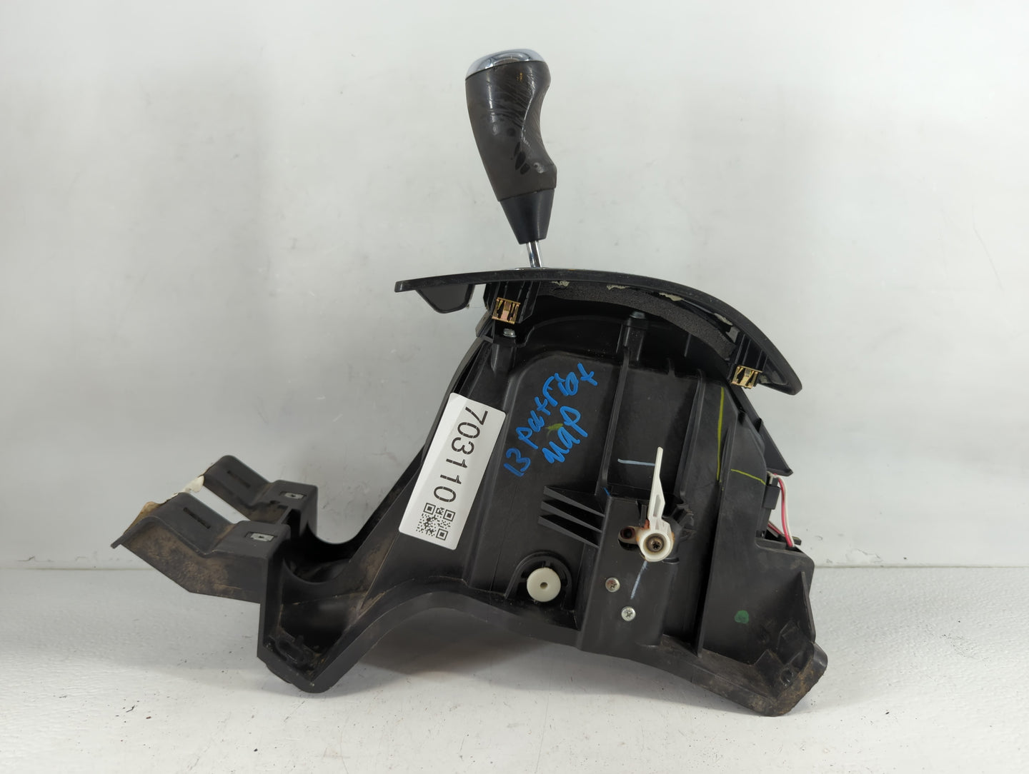 2013 Jeep Patriot Floor Console Assembly Shifter - Oemusedautoparts1.com