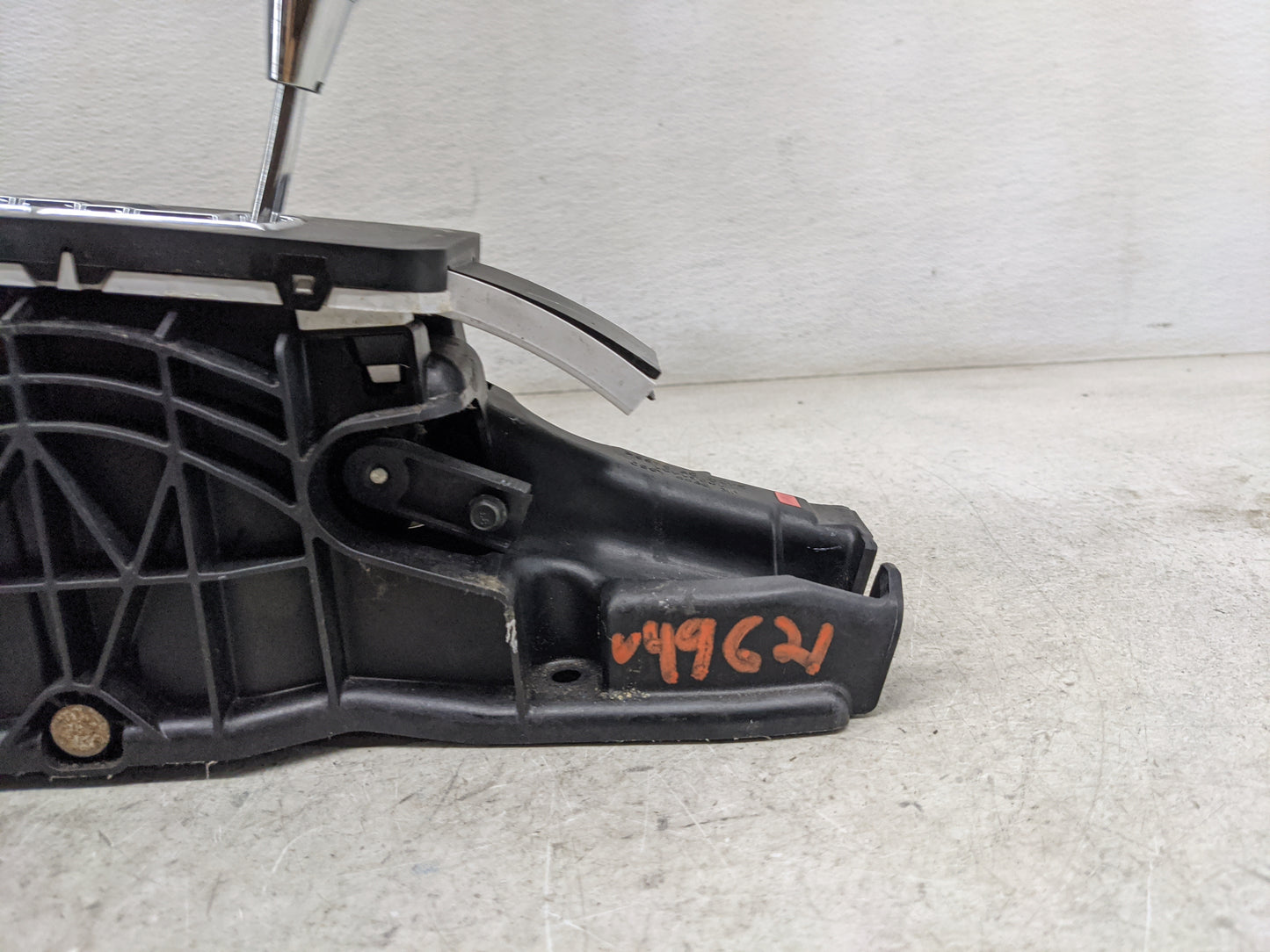 2013 Jeep Wrangler Floor Console Assembly Shifter Black - Oemusedautoparts1.com