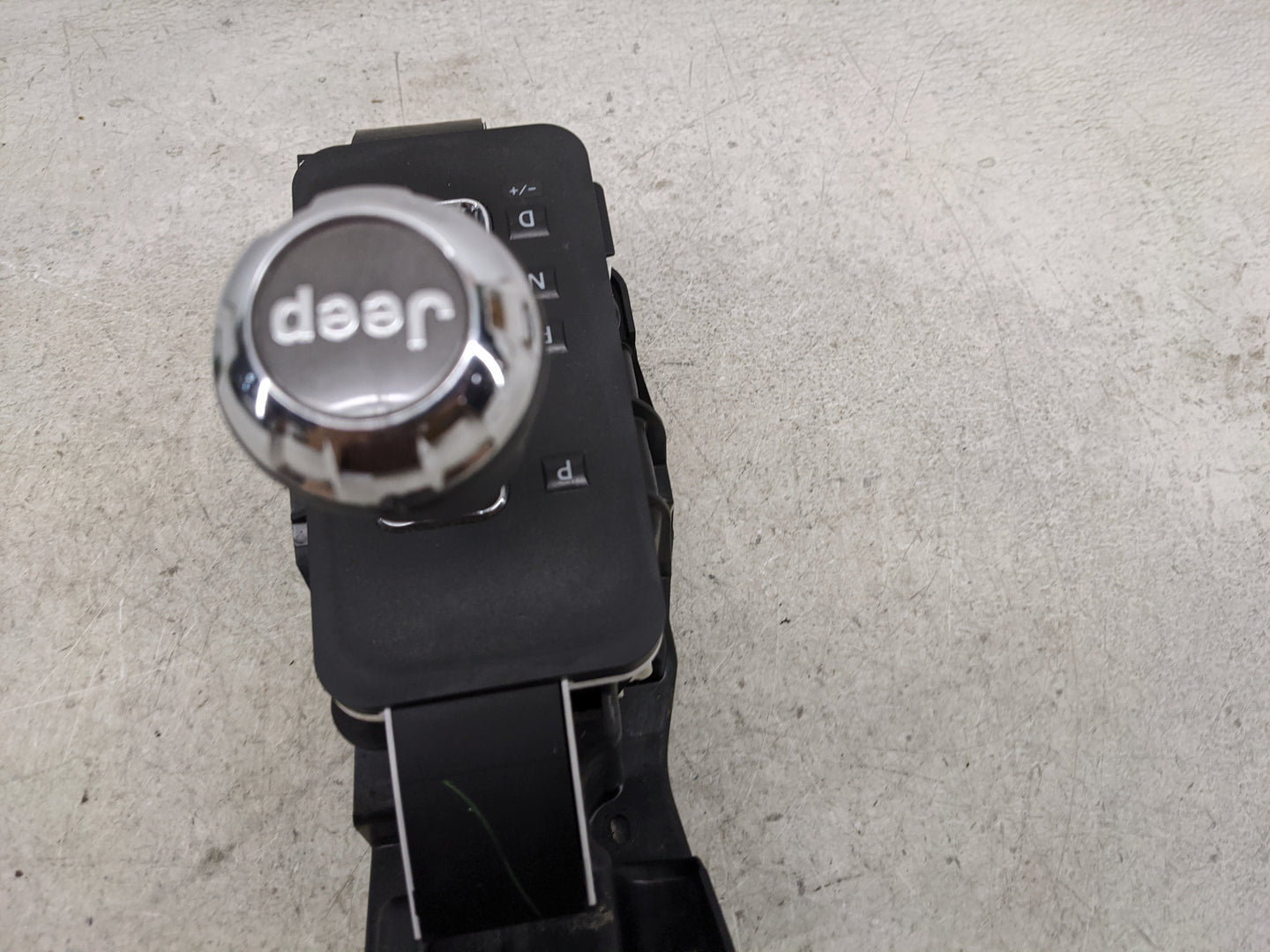 2013 Jeep Wrangler Floor Console Assembly Shifter Black - Oemusedautoparts1.com