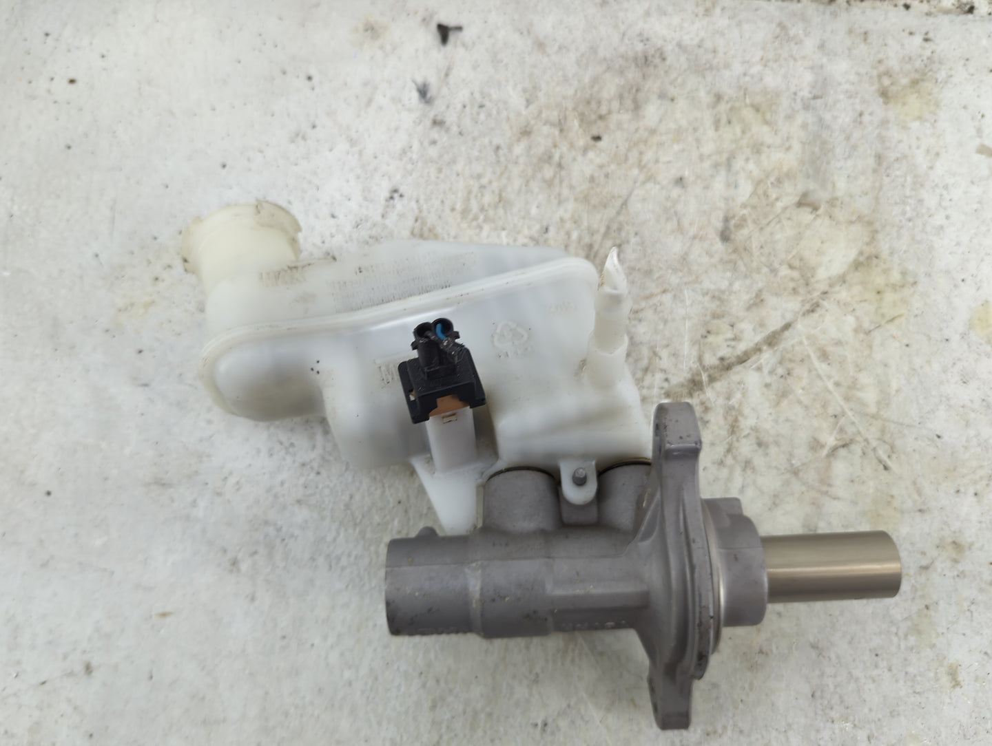 2011-2015 Kia Optima Brake Master Cylinder 1490498 - Oemusedautoparts1.com