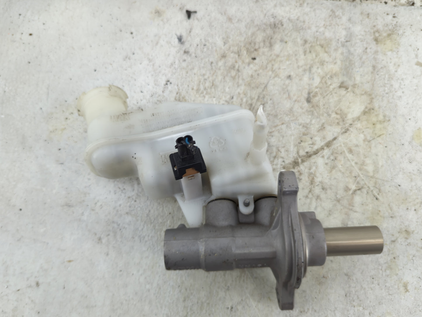 2011-2015 Kia Optima Brake Master Cylinder 1490498 - Oemusedautoparts1.com