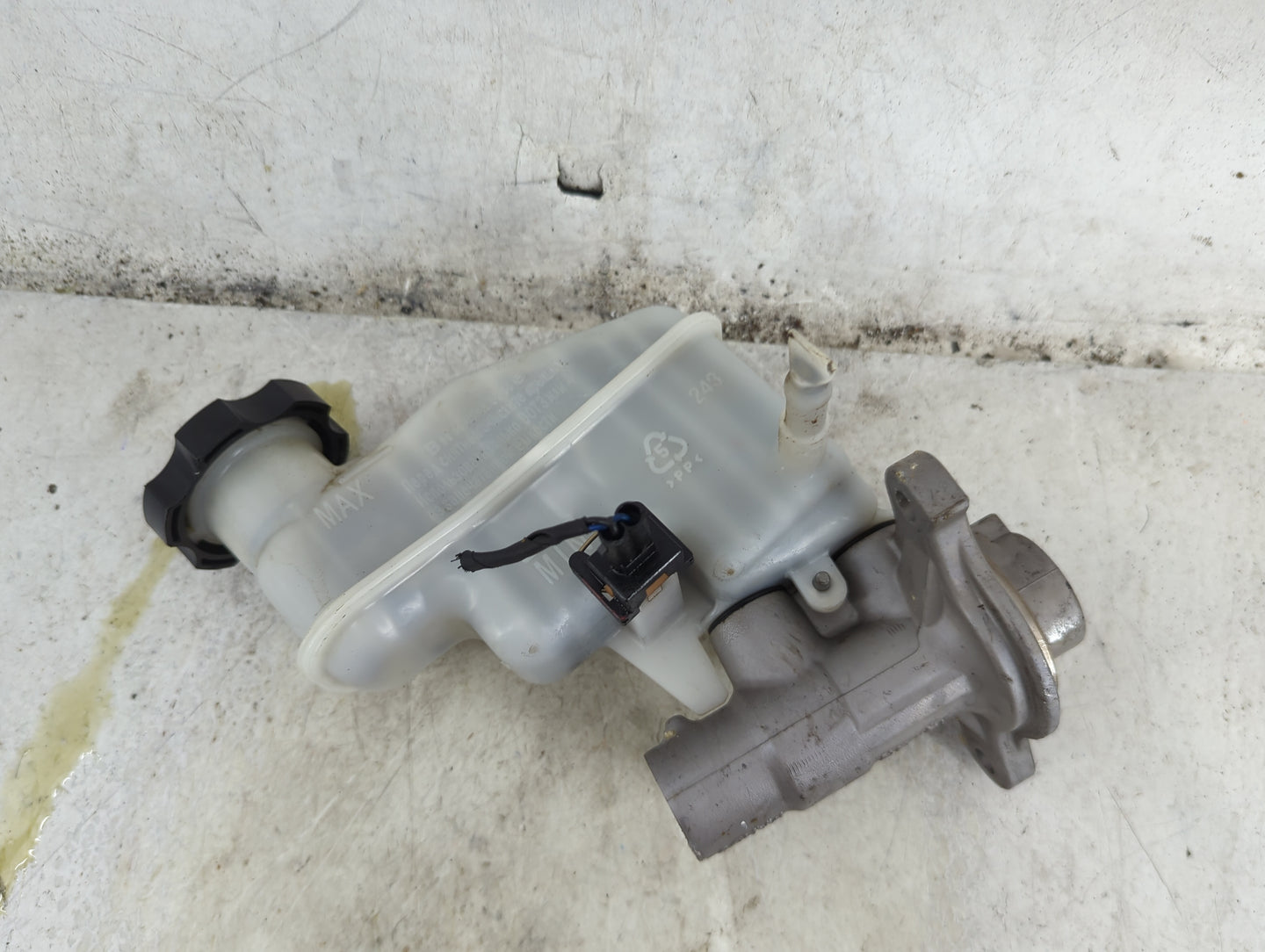2011-2015 Kia Optima Brake Master Cylinder 1492435 - Oemusedautoparts1.com