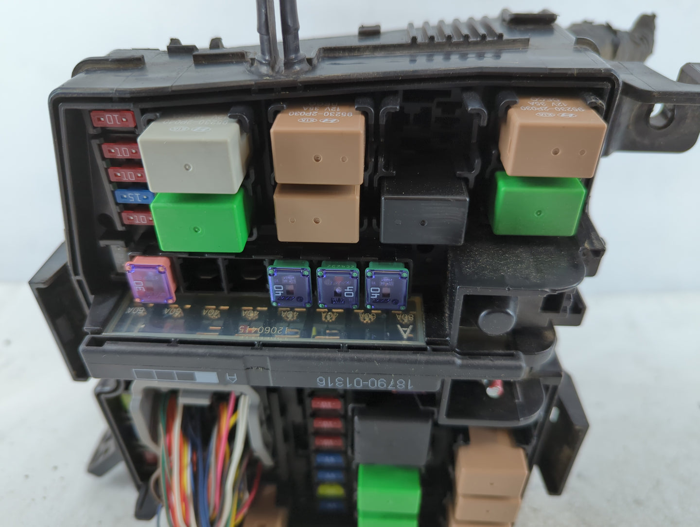 2011-2013 Kia Optima Fusebox Fuse Box Panel Relay Module P/N:VS912004C040QB Fits Fits 2011 2012 2013 OEM Used Auto Parts - O