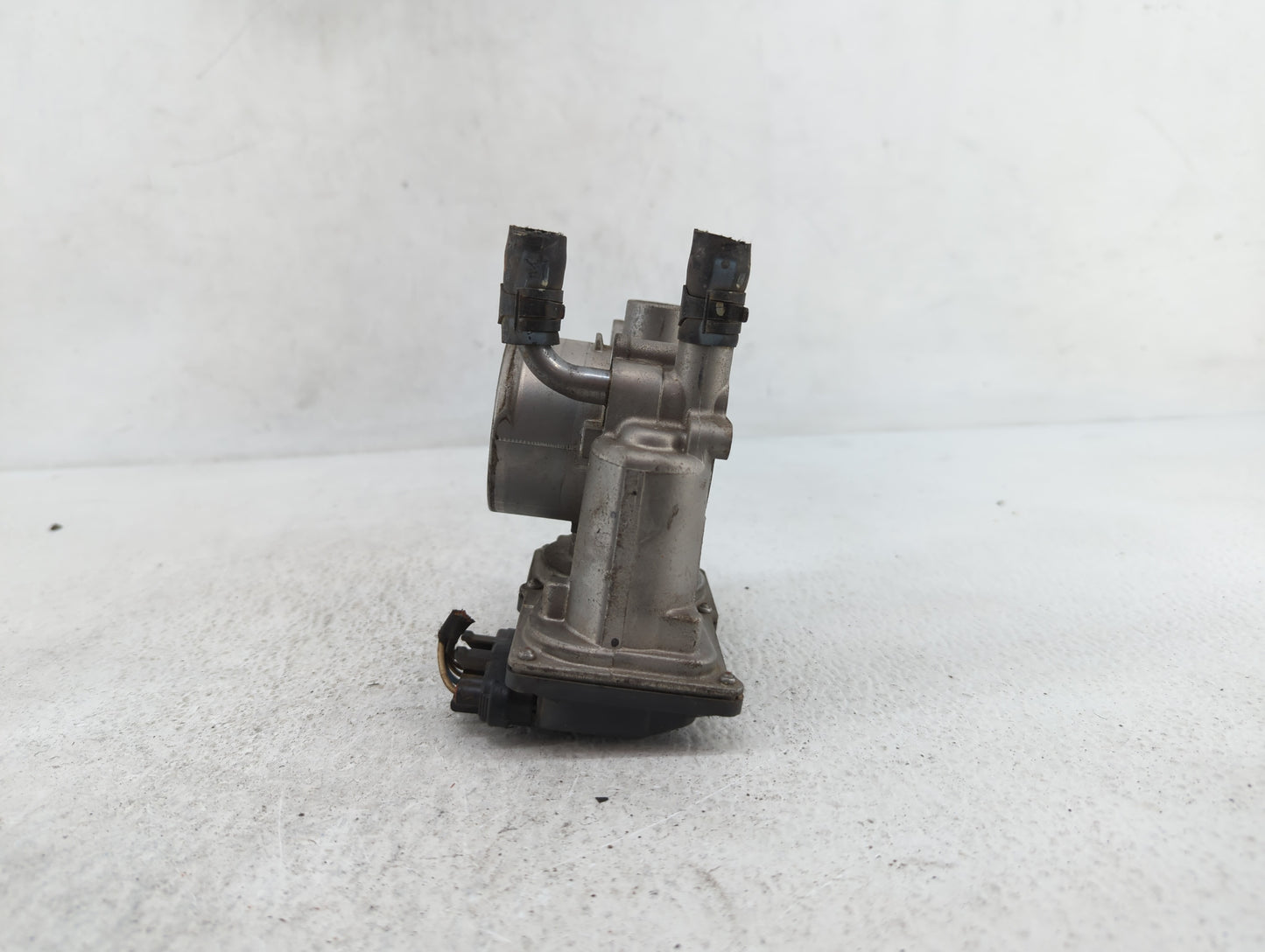 2012-2019 Kia Rio Throttle Body P/N:35100-2B300 Fits Fits 2012 2013 2014 2015 2016 2017 2018 2019 OEM Used Auto Parts - Oemu